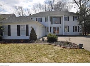 29517 Goulders Grn, Bay Village, OH 44140