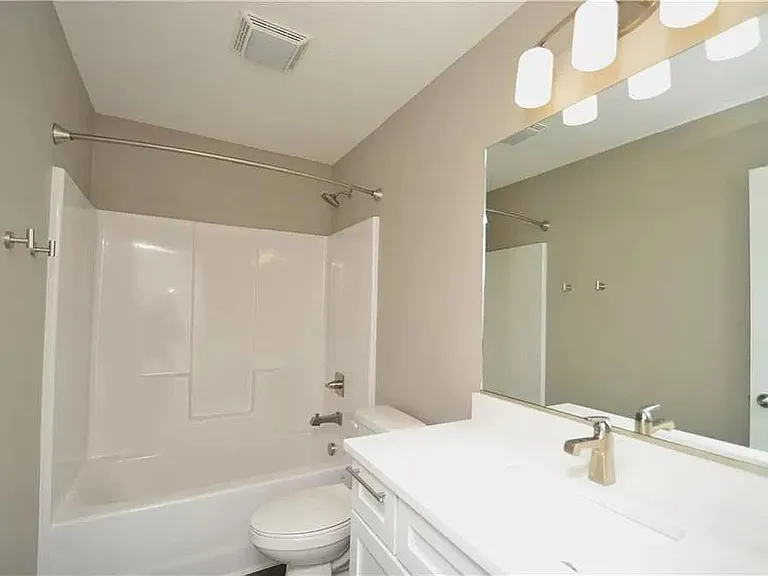 660 SE Greyson Ln — Photo 6