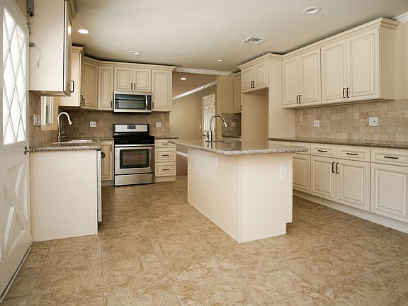 3rd image of 1819 Redwood Ln