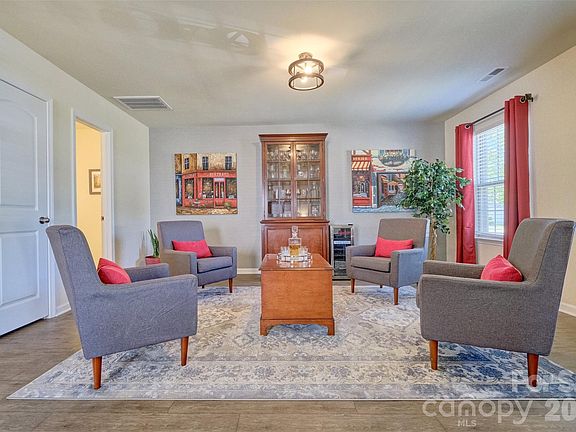3rd image of 412 Osborn St