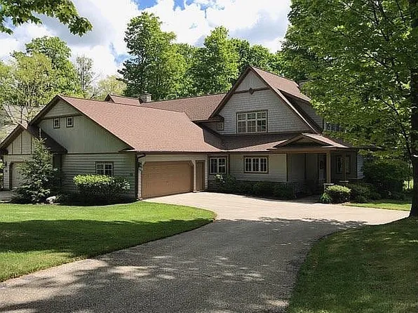 731 Greenway Dr, Harbor Springs, MI 49740