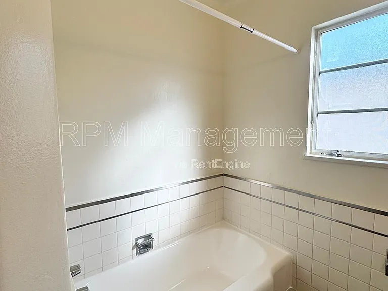 1043 1/2 S Norton Ave — Photo 11