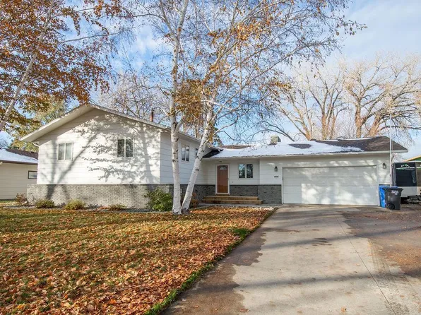 2538 W Country Club Dr S, Fargo, ND 58103