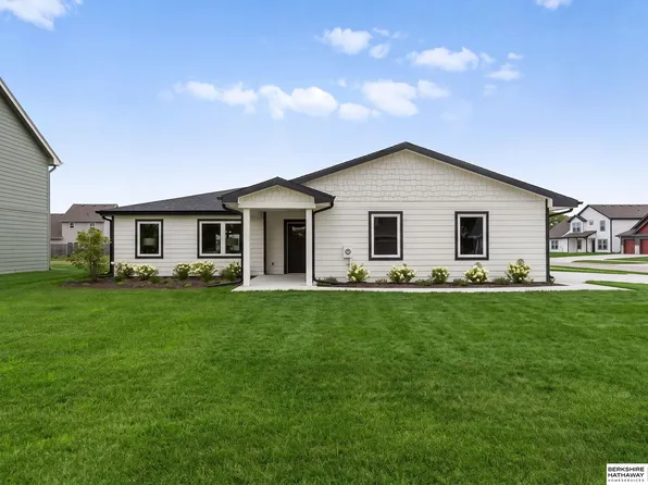 1205 S Lakewood St, Valley, NE 68064