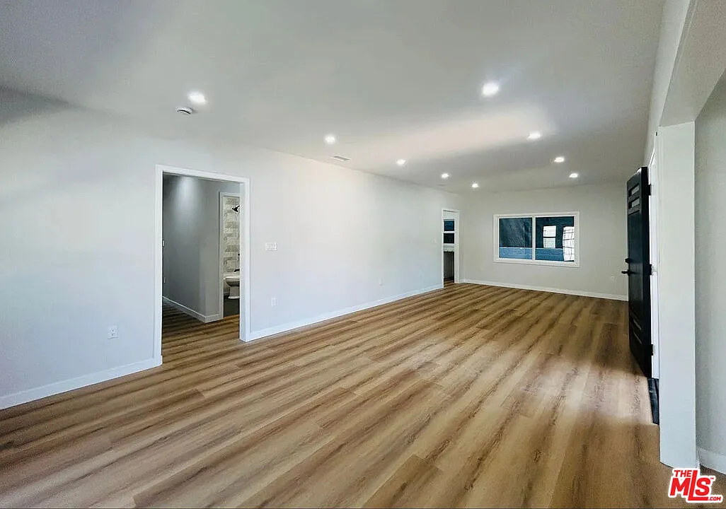 3 bed, 2.0 bath, 1460 sqft, $3,295 — Photo 3