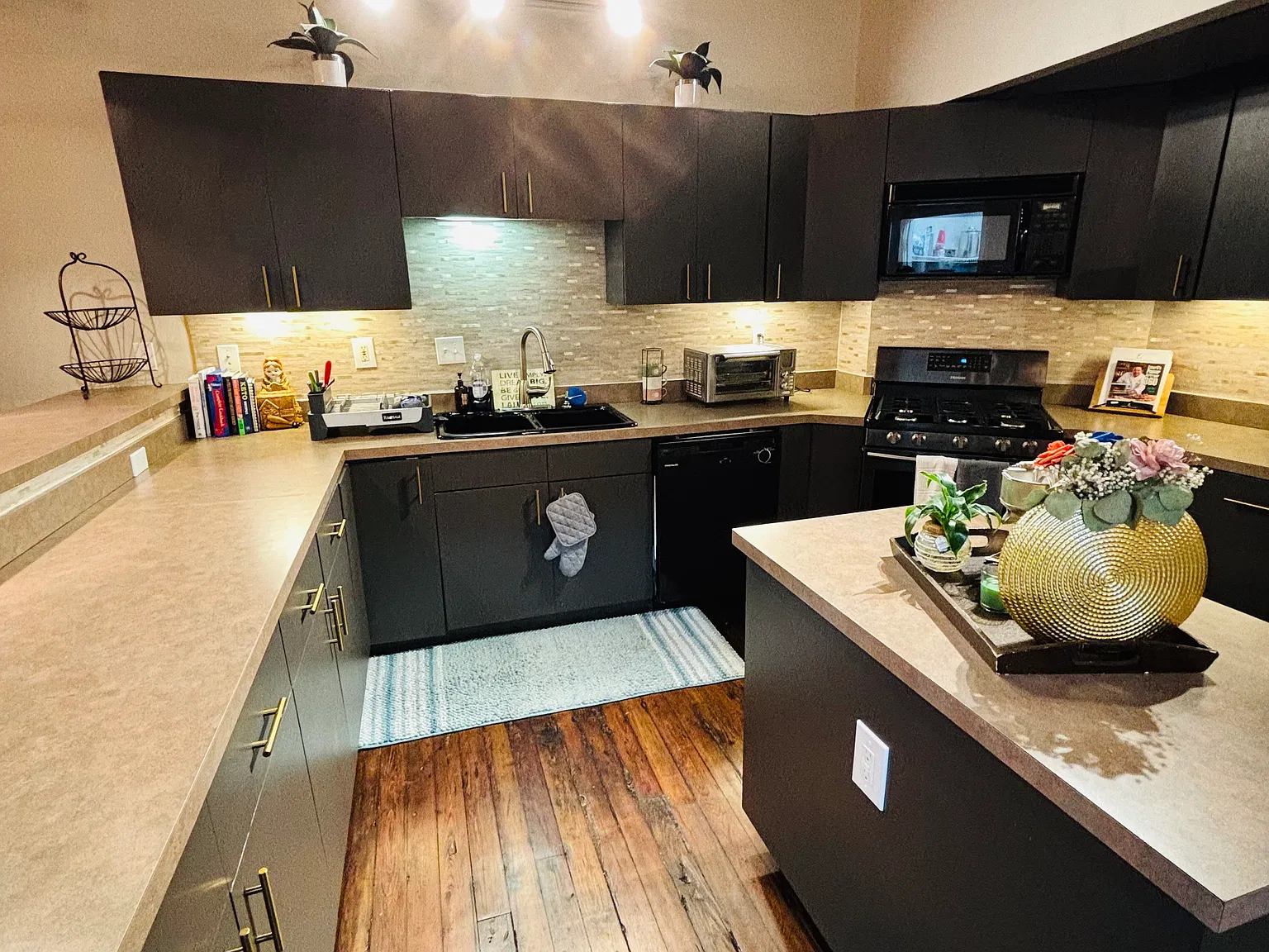 2 bed, 2260 sqft, $2,650 — Photo 4