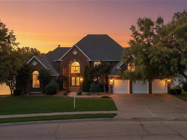 1227 Pembrooke Dr, Warrensburg, MO 64093