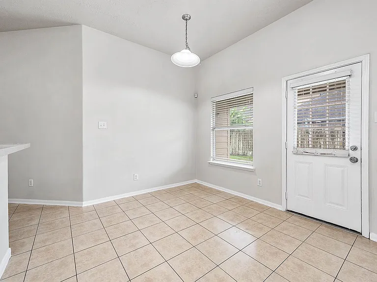 927 Hannah Falls Ln — Photo 15