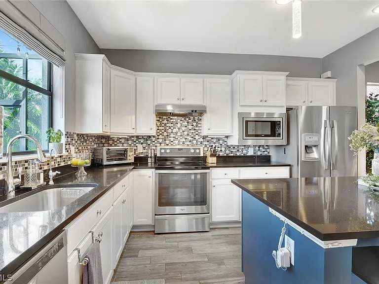 10908 Clarendon St — Photo 14