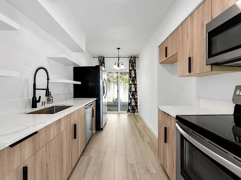 2102 NW Kelly Dr #15 — Photo 8