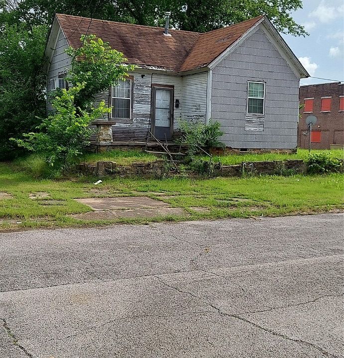 2nd image of 614 E 5th St