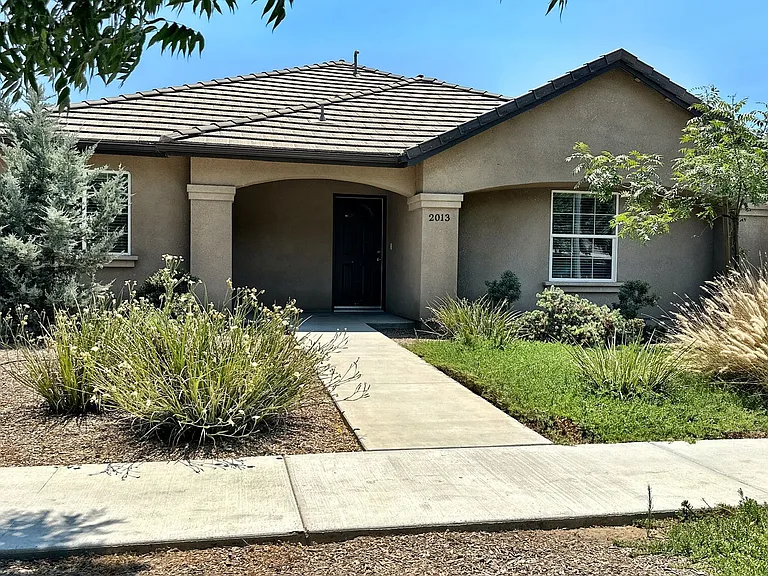 2011 Bella Oaks Dr — Photo 1