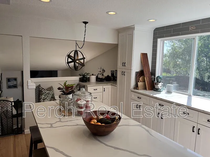 4 bed, 2.5 bath, 2037 sqft, $4,200 — Photo 4
