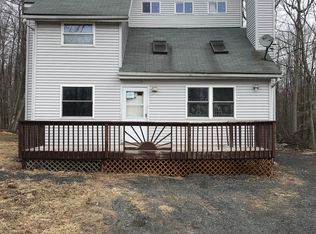 1127 Country Place Dr, Tobyhanna, PA 18466