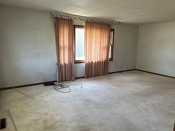 5th image of 323 W 2nd St