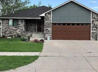 318 S 6th St, Conway Springs, KS 67031