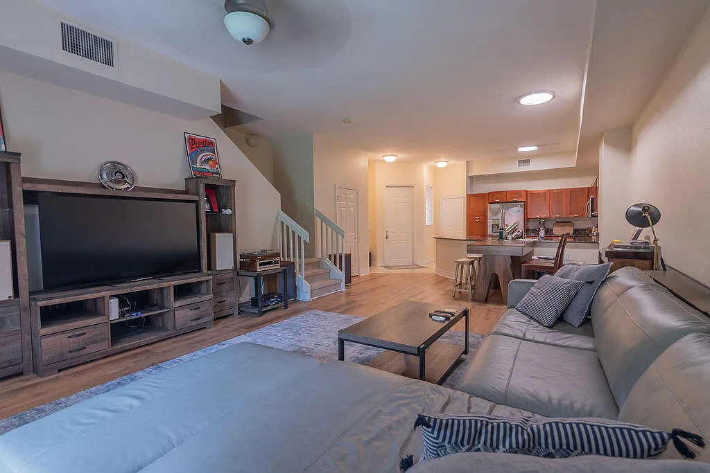 3 bed, 2.5 bath, 1671 sqft, $2,400 — Photo 3