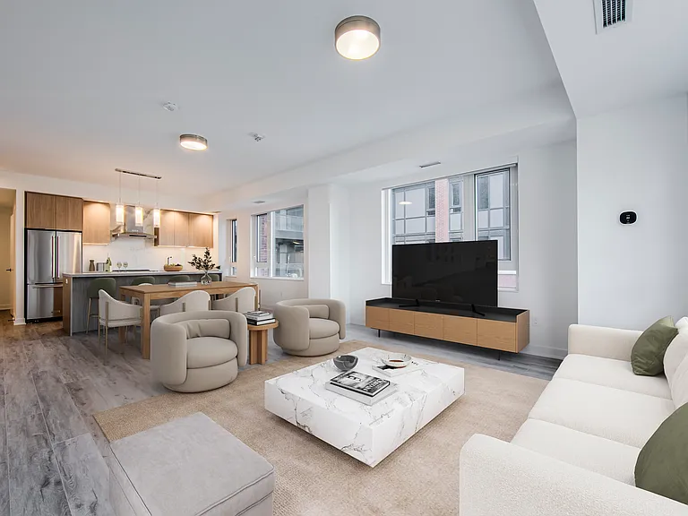 425 Wellington St W — Photo 46