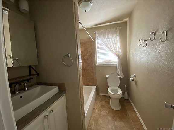 5th image of 28 W Walker Ave