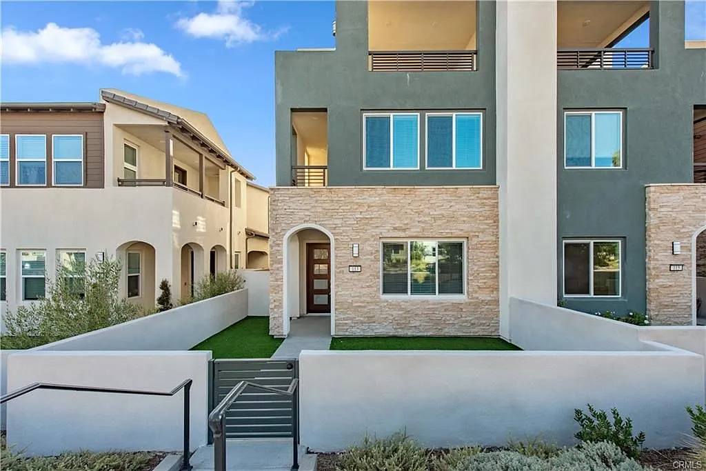 3 bed, 4.0 bath, 2687 sqft, $5,500 — Photo 1