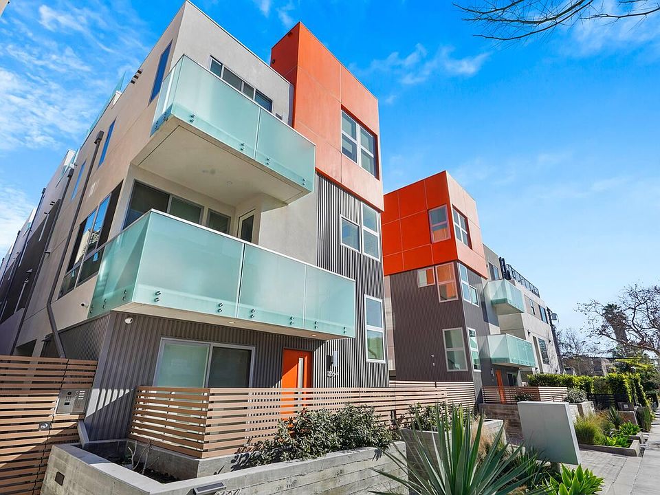 Nestled in a prime location, this spacious 3-bedroom condo offers easy access to the Sunset Strip, Hollywood Blvd, DTLA (just 25 minutes away), and Beverly Hills (only 15 minutes away).