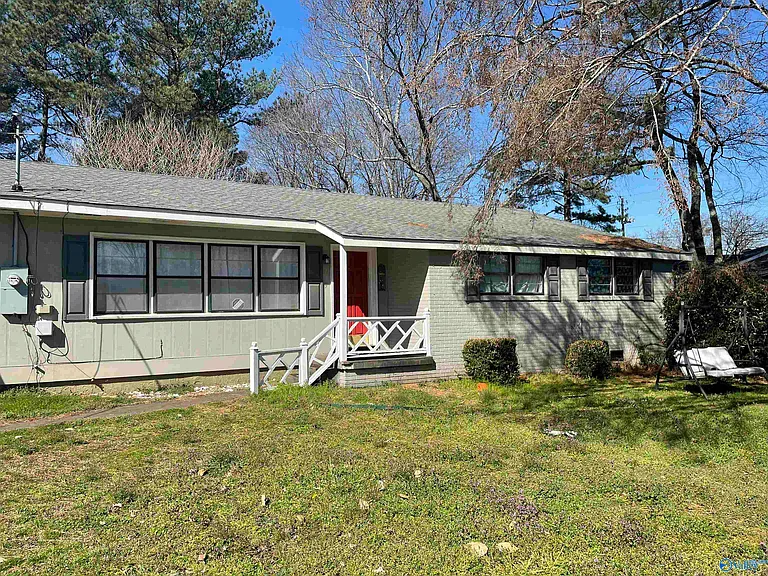 709 Marion Dr — Photo 2