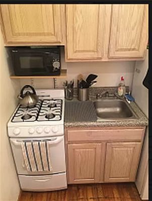 4th image of 231 E 50th St #7