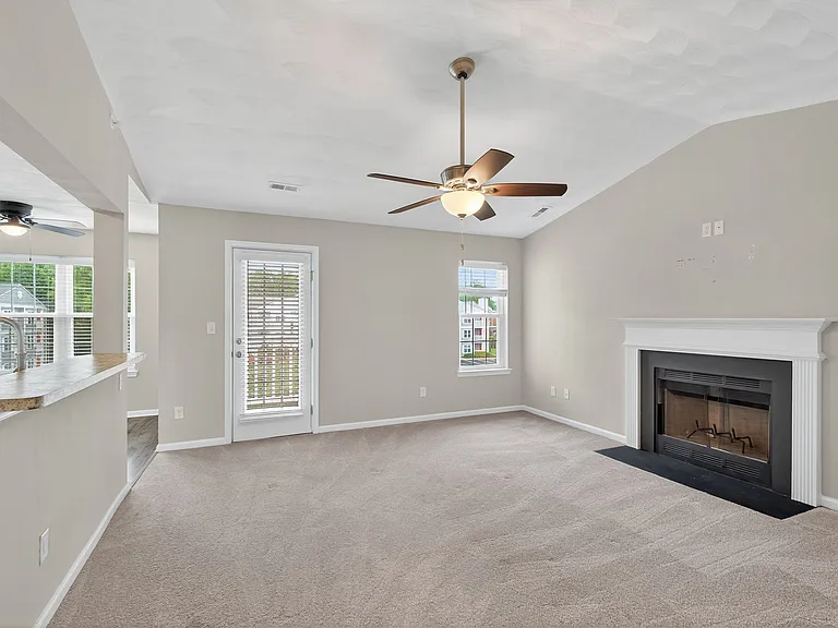 1909 Chantilly Ct — Photo 10