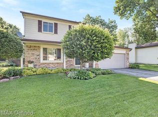 2716 Maplecrest Dr, Waterford, MI 48329