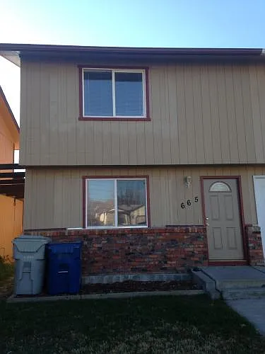 665 Brookside Ct — Photo 2