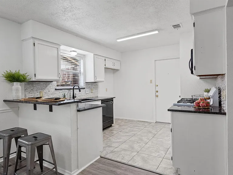 701 Riverwood Dr — Photo 12