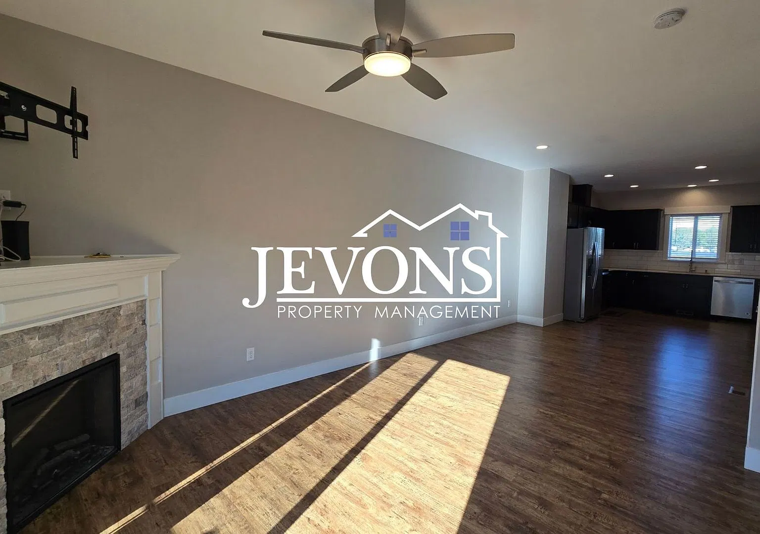 Spacious 3-Bed Townhouse in Yakima In-Unit Washer/Dryer, 1-Car Garage & 2 Outdoor Spots — Photo 4