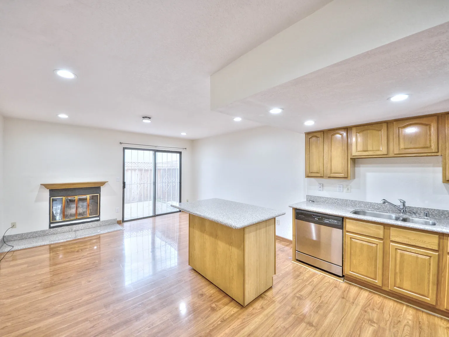 Fabulous 2bed/2.5bath Townhouse in Central South San Jose — Photo 4