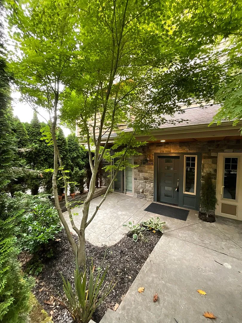 3 Bedroom Upper Queen Anne Townhome | Air Conditioning | Attached Garage — Photo 1