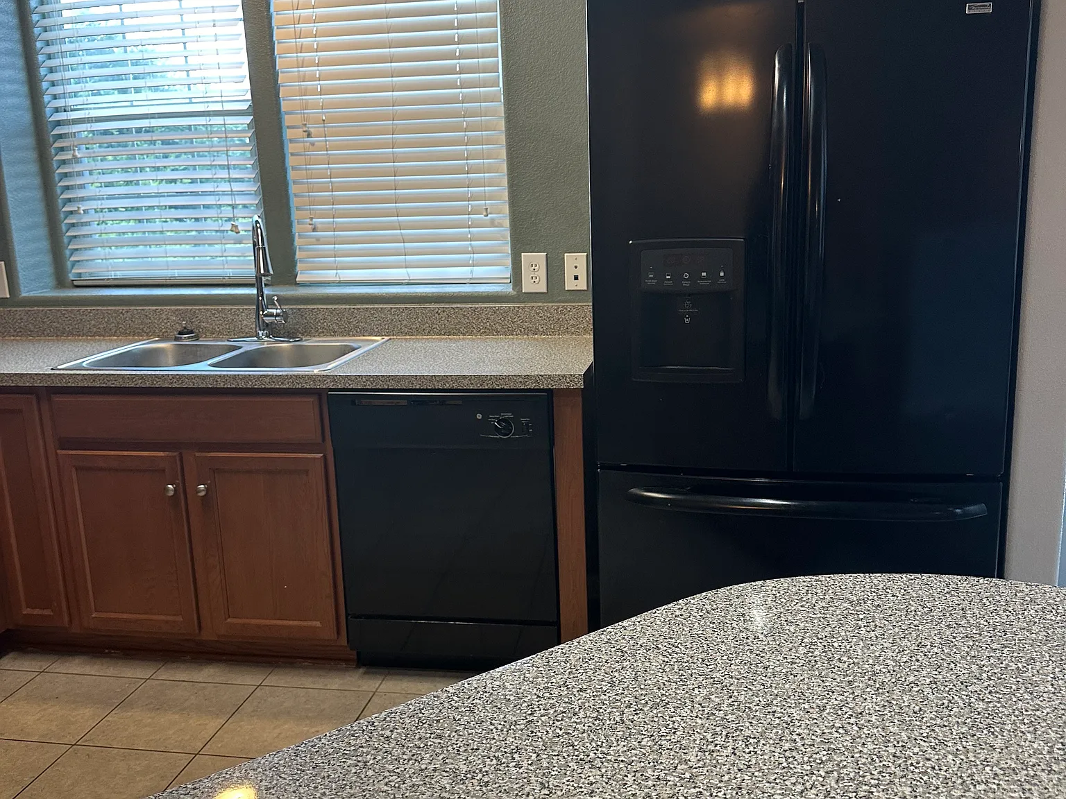 2 bed, 1100 sqft, $1,400 — Photo 4