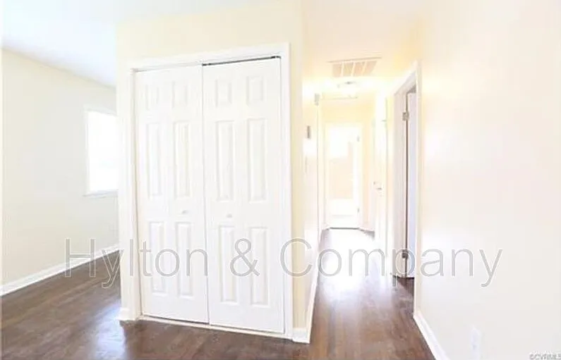 3 bed, 1.0 bath, 819 sqft, $1,560 — Photo 3