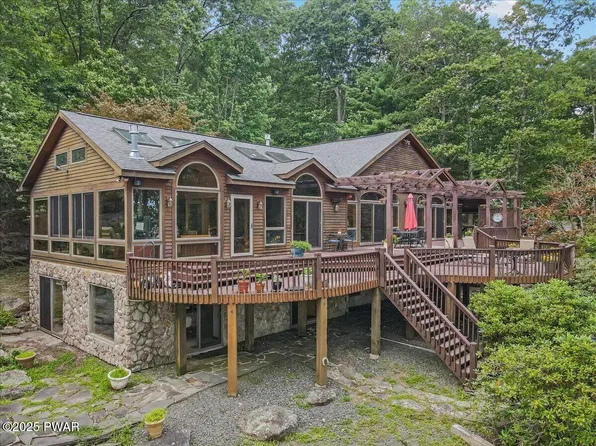 124 Paupack Point Rd, Hawley, PA 18428