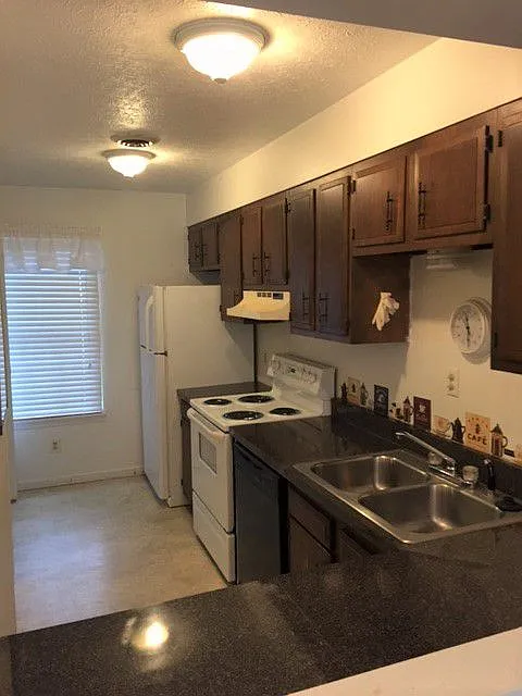 98 Hudson Avenue - 1 — Photo 2