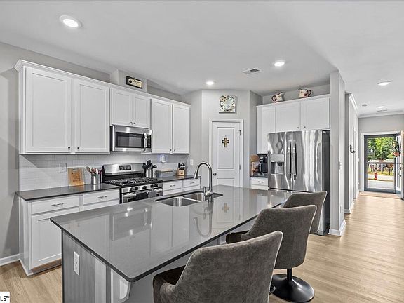 3rd image of 101 Aleppo Ln