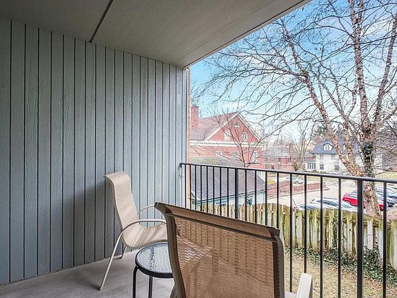 4th image of 456 E Fulton St #4