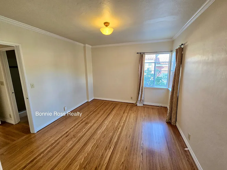 77 Dutton Ave — Photo 8