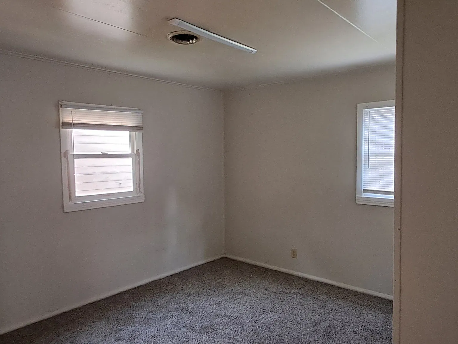 3BR/1ba on Quiet Street, Detached Garage in 46806 — Photo 4