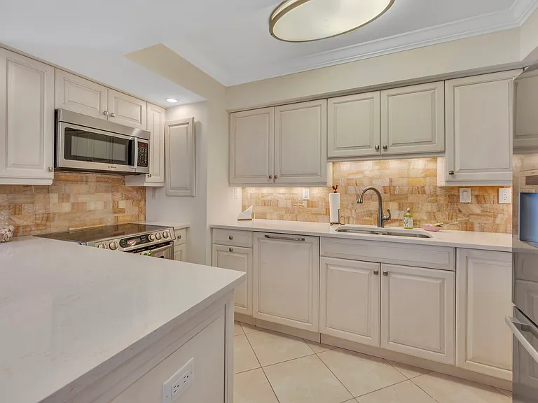 3443 Gulf Shore Blvd N #313 — Photo 8