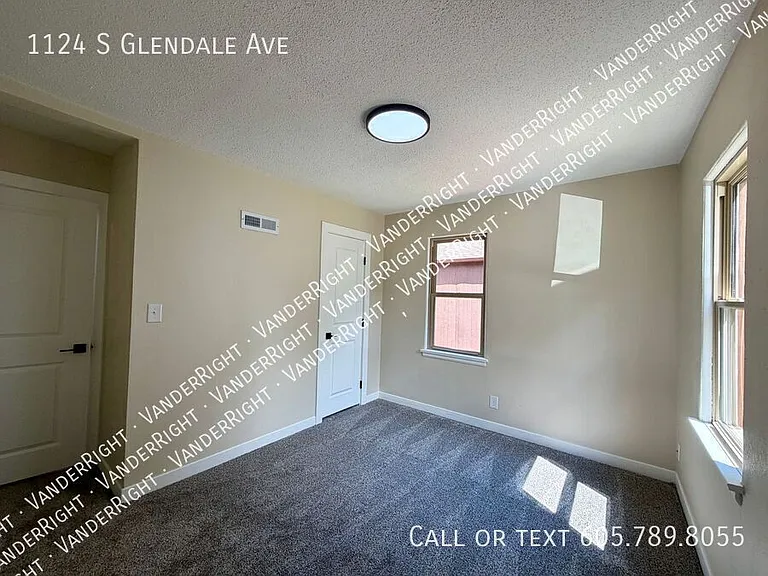 1124 S Glendale Ave — Photo 13