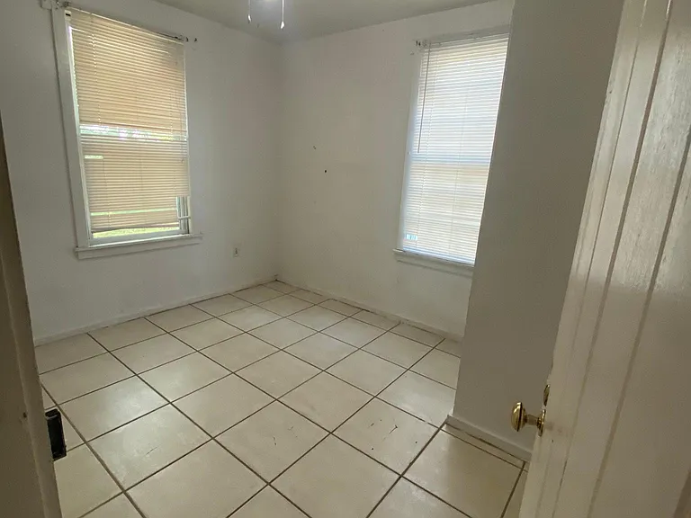 2532 Belmont Ave — Photo 2