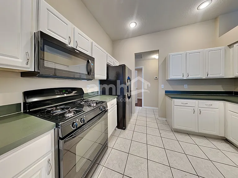 9423 Hunters Pond Dr — Photo 3