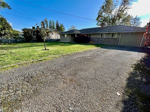 Extra parking in long driveway!