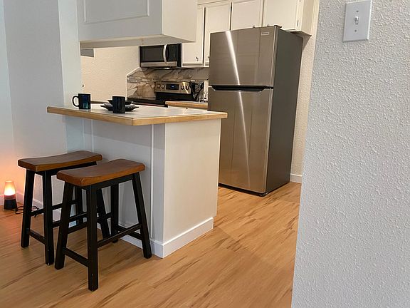 KITCHEN AND BREAKFAST BAR