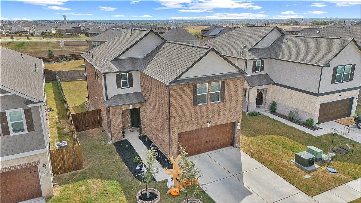 4 bed, 3.5 bath, 2734 sqft, $2,395 — Photo 2