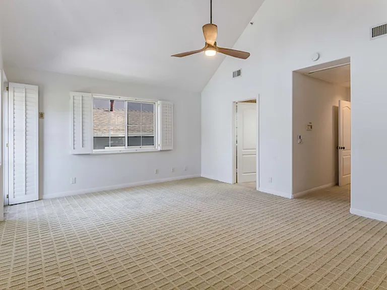 1524 Steinhart Ave — Photo 5